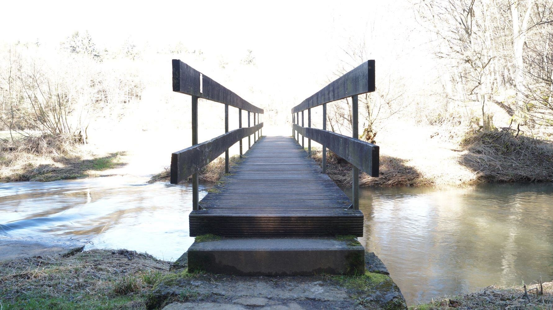 Holzbruecke-Bachlauf_YouJourney